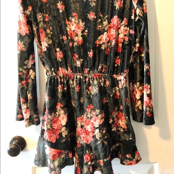 Gorgeous green velvet shorts romper - Picture 2 of 8